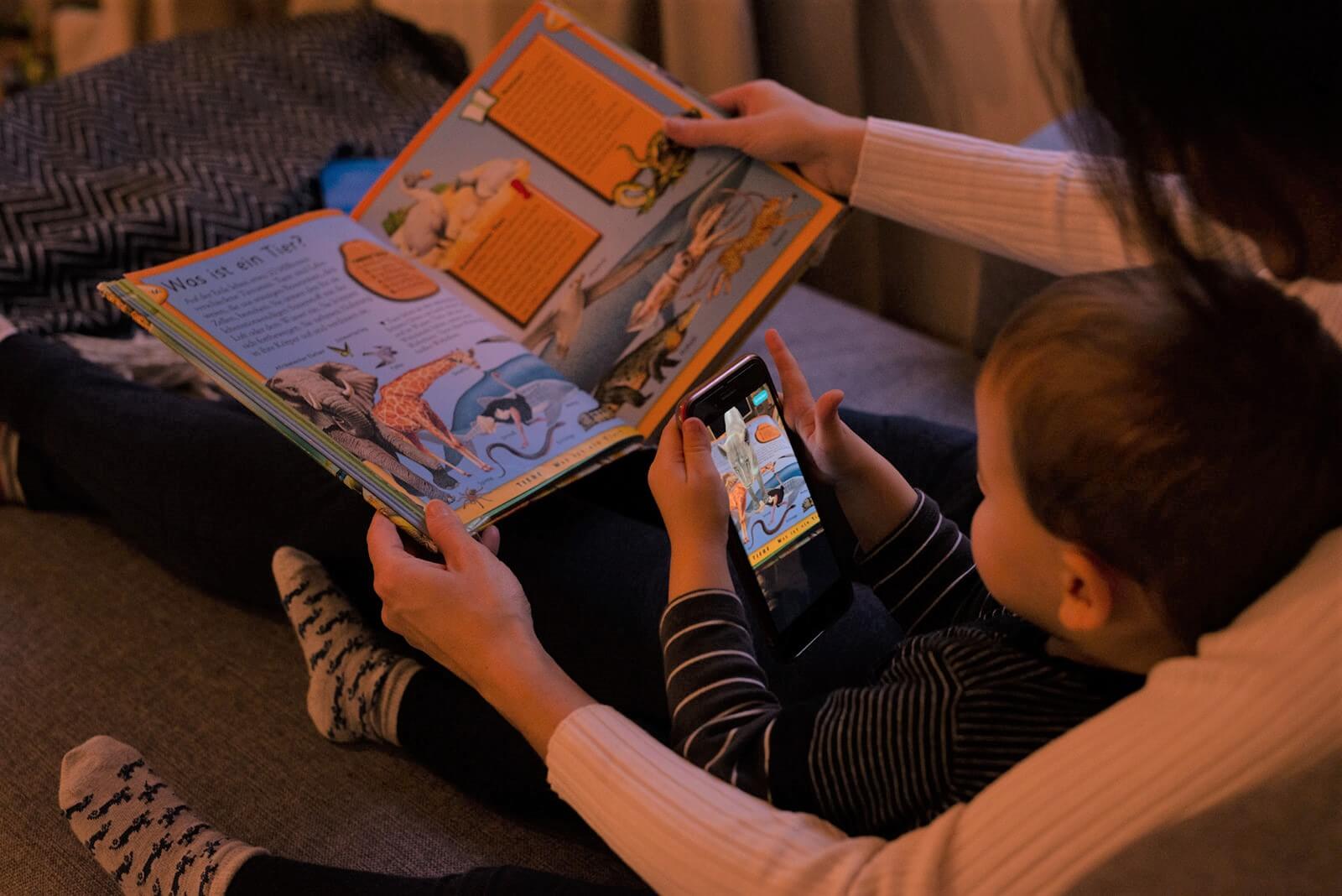 Kind nutzt AR App für Bücher